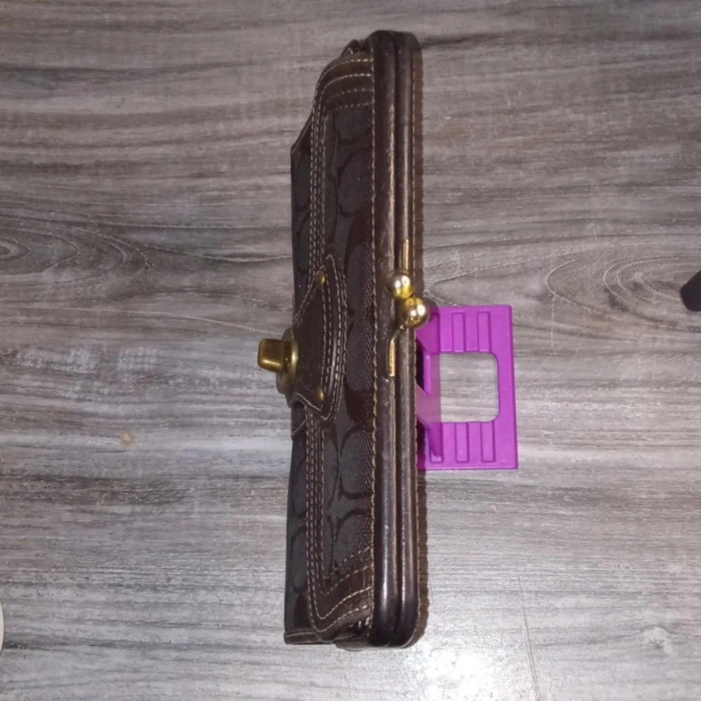 Coach Signature Vintage Kiss Lock And Multi Colored Interior Trifold Wallet - Picture 11 of 13